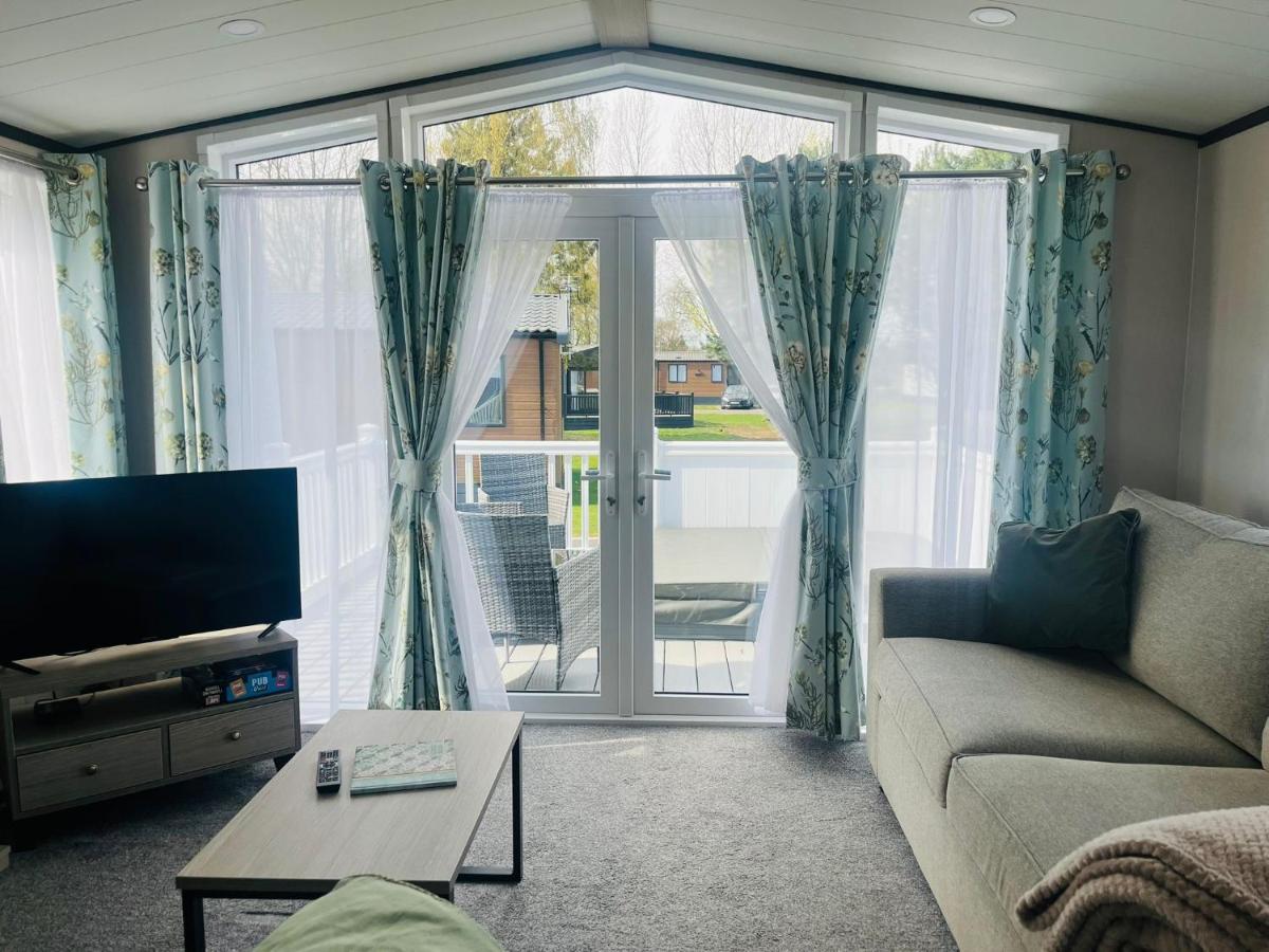 Evergreen Lodge With Hot Tub 约克 外观 照片